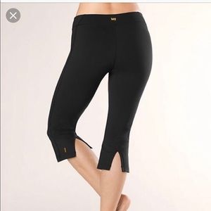 Lucy lotus capris black